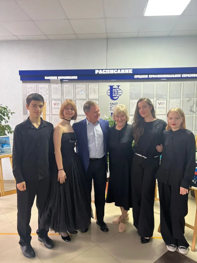 На концертной сцене