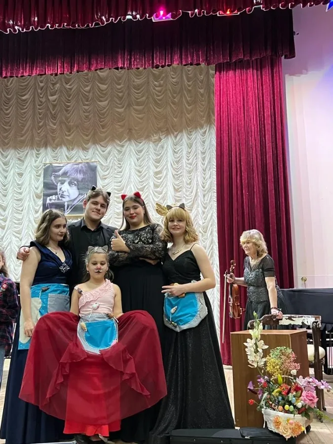 На концертной сцене