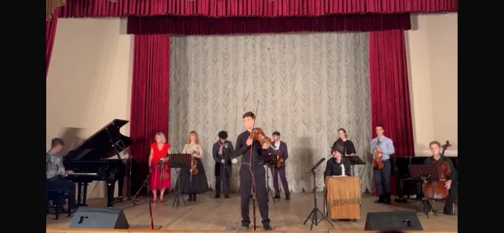 На концертной сцене