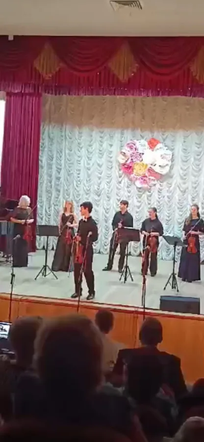 На концертной сцене